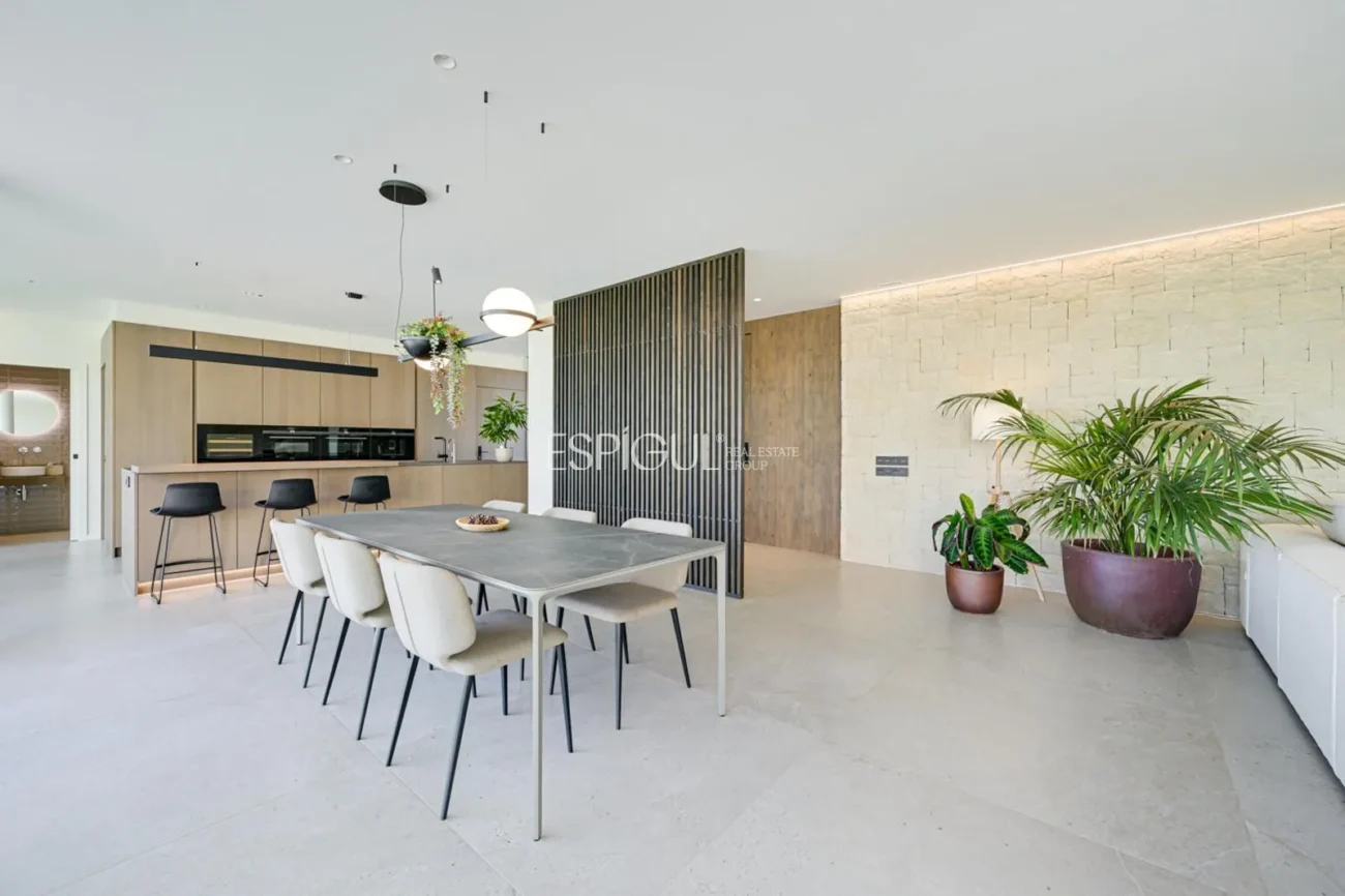 Elegante villa con vistas al campo de golf y a la montaña en una ubicación privilegiada