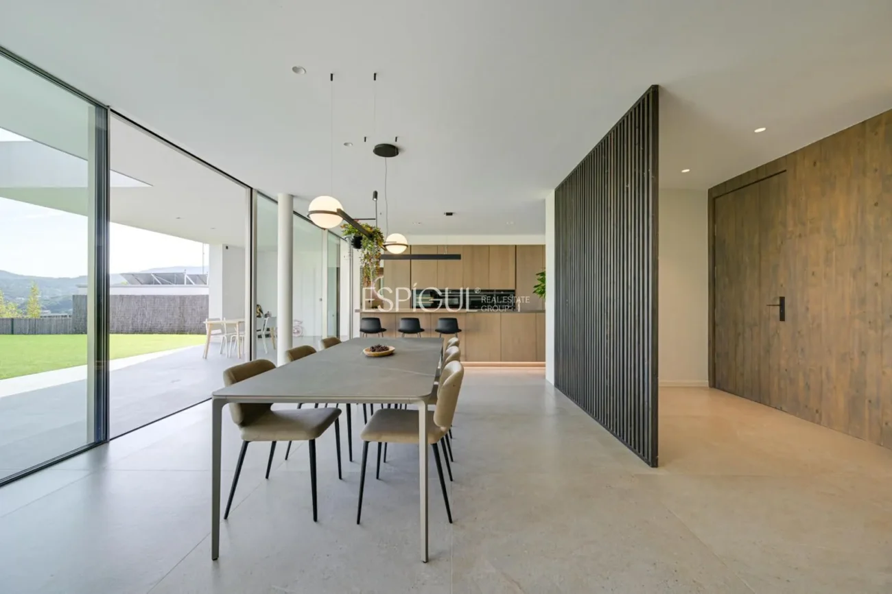 Elegante villa con vistas al campo de golf y a la montaña en una ubicación privilegiada