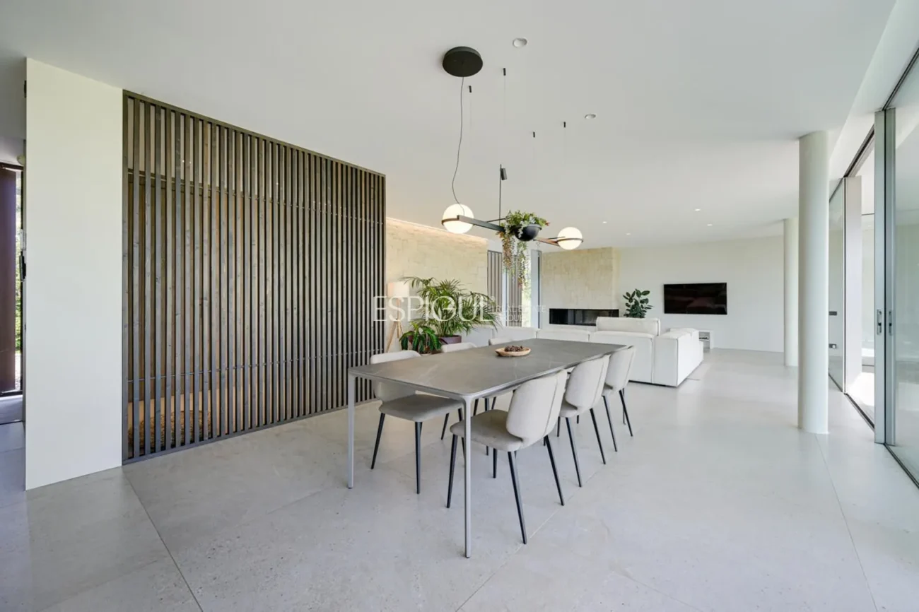 Elegante villa con vistas al campo de golf y a la montaña en una ubicación privilegiada