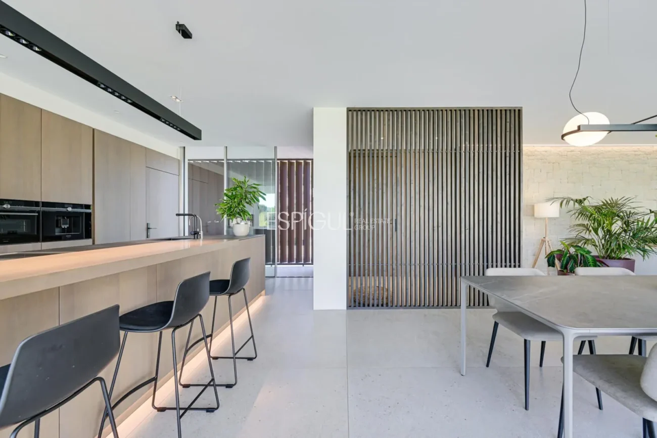 Elegante villa con vistas al campo de golf y a la montaña en una ubicación privilegiada