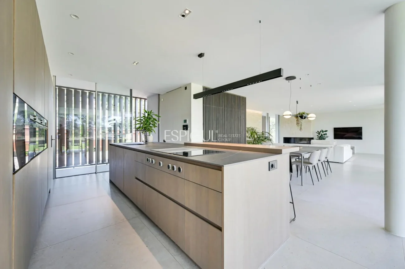 Elegante villa con vistas al campo de golf y a la montaña en una ubicación privilegiada