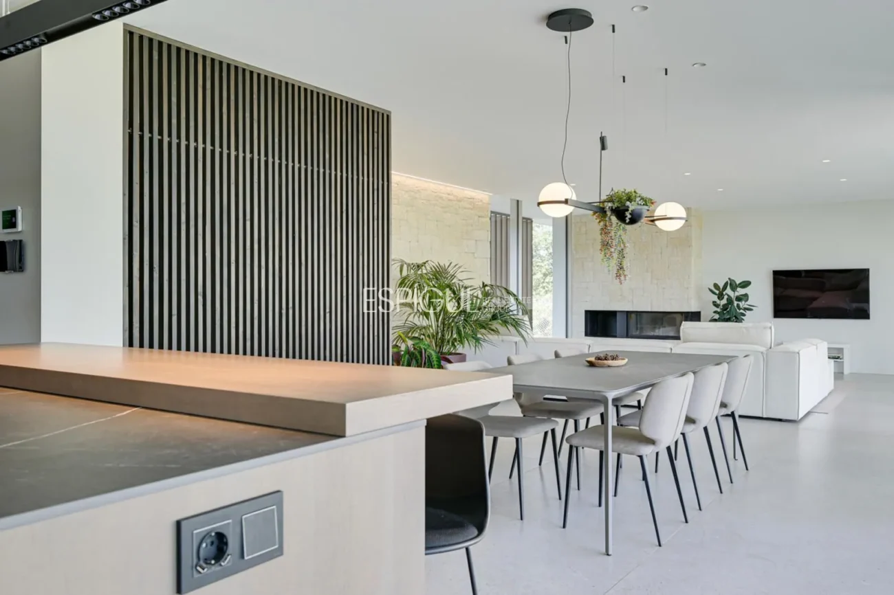 Elegante villa con vistas al campo de golf y a la montaña en una ubicación privilegiada