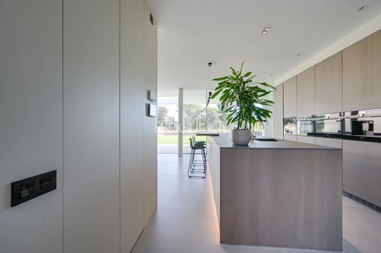 Elegante villa con vistas al campo de golf y a la montaña en una ubicación privilegiada