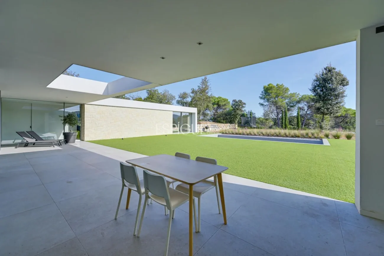 Elegante villa con vistas al campo de golf y a la montaña en una ubicación privilegiada