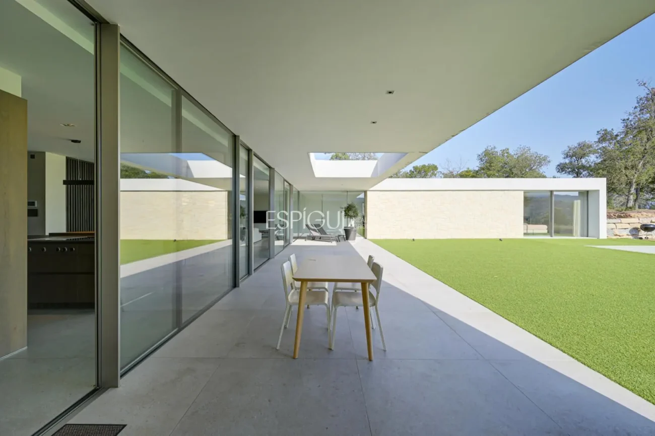 Elegante villa con vistas al campo de golf y a la montaña en una ubicación privilegiada
