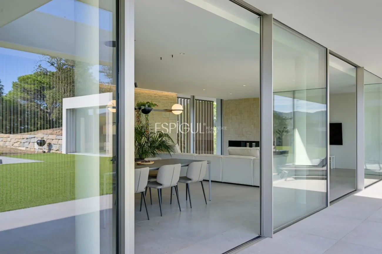 Elegante villa con vistas al campo de golf y a la montaña en una ubicación privilegiada