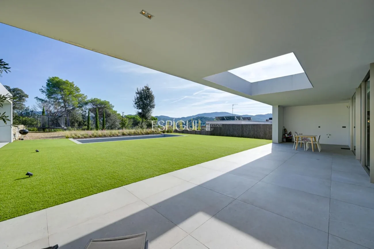 Elegante villa con vistas al campo de golf y a la montaña en una ubicación privilegiada