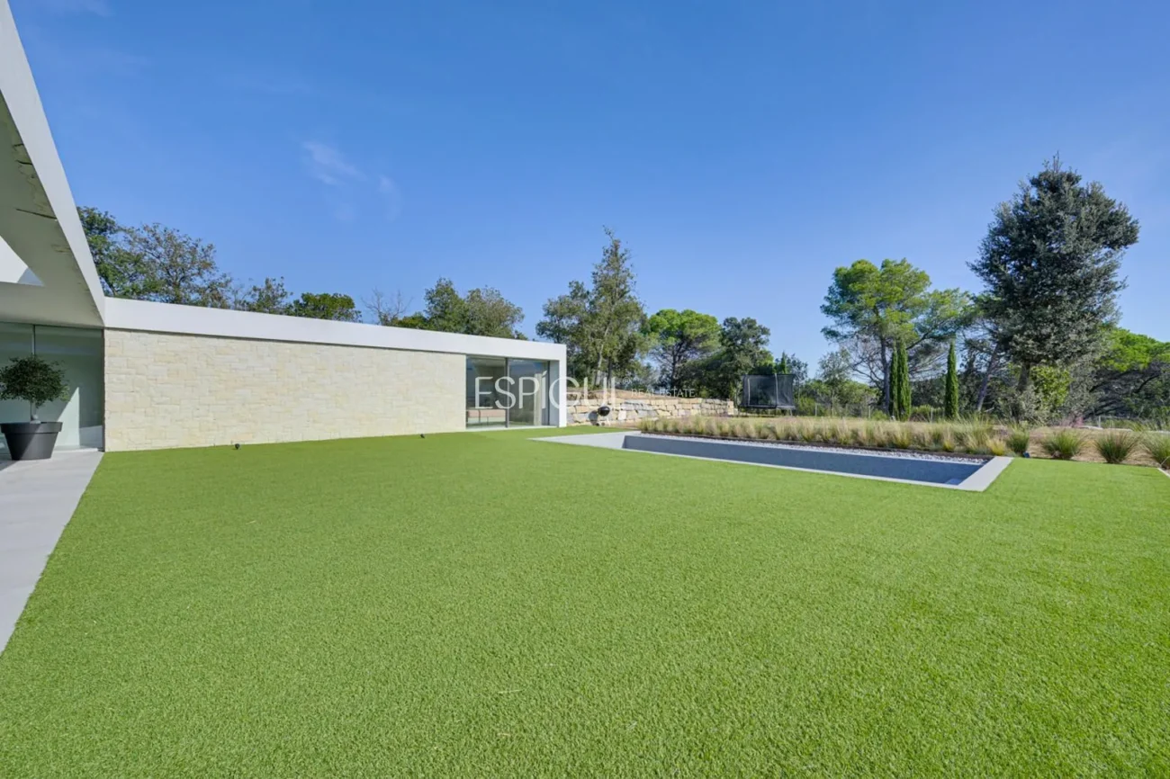 Elegante villa con vistas al campo de golf y a la montaña en una ubicación privilegiada