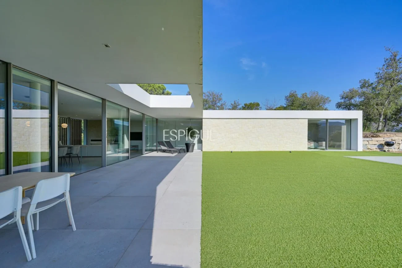 Elegante villa con vistas al campo de golf y a la montaña en una ubicación privilegiada