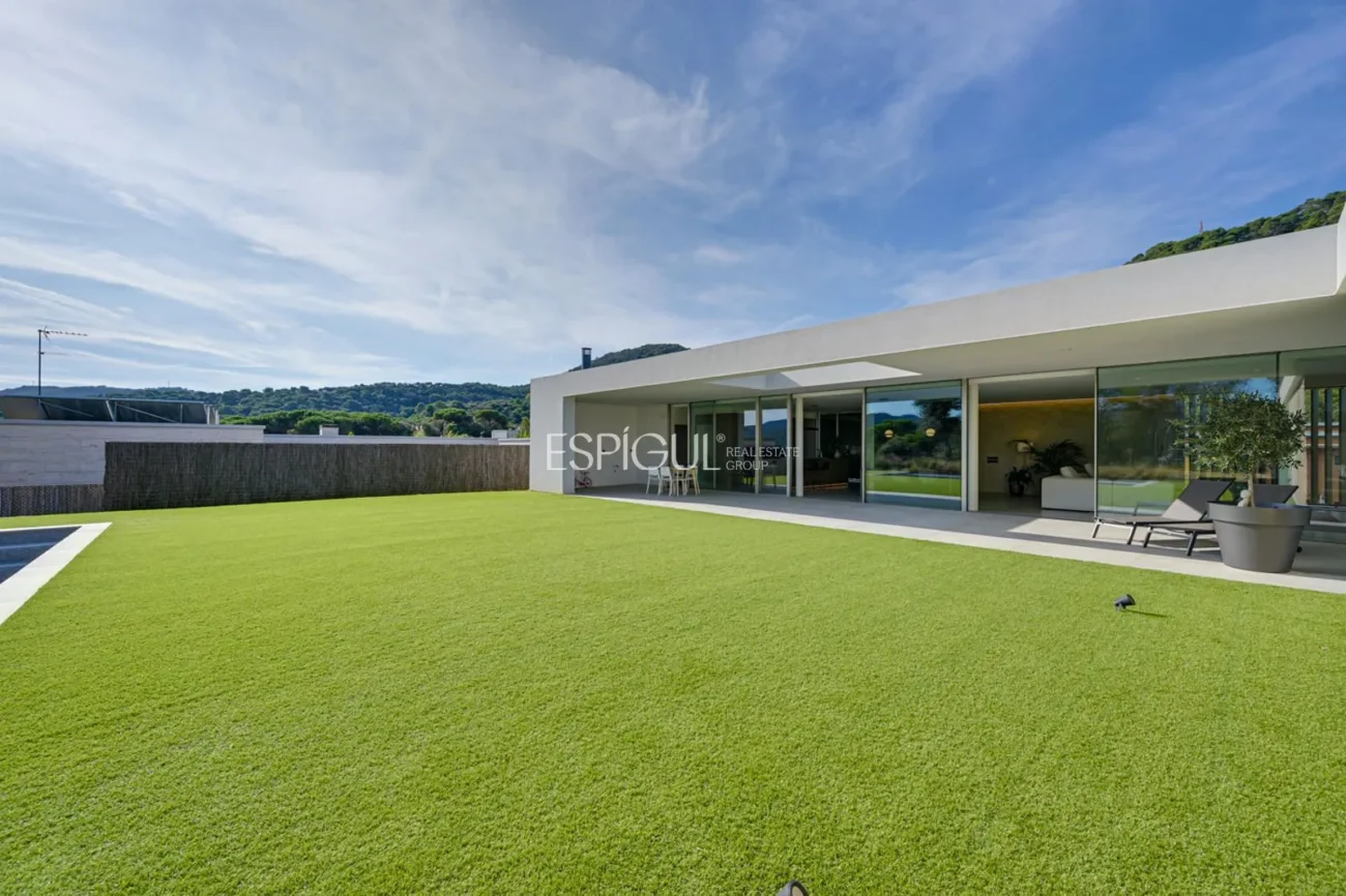 Elegante villa con vistas al campo de golf y a la montaña en una ubicación privilegiada