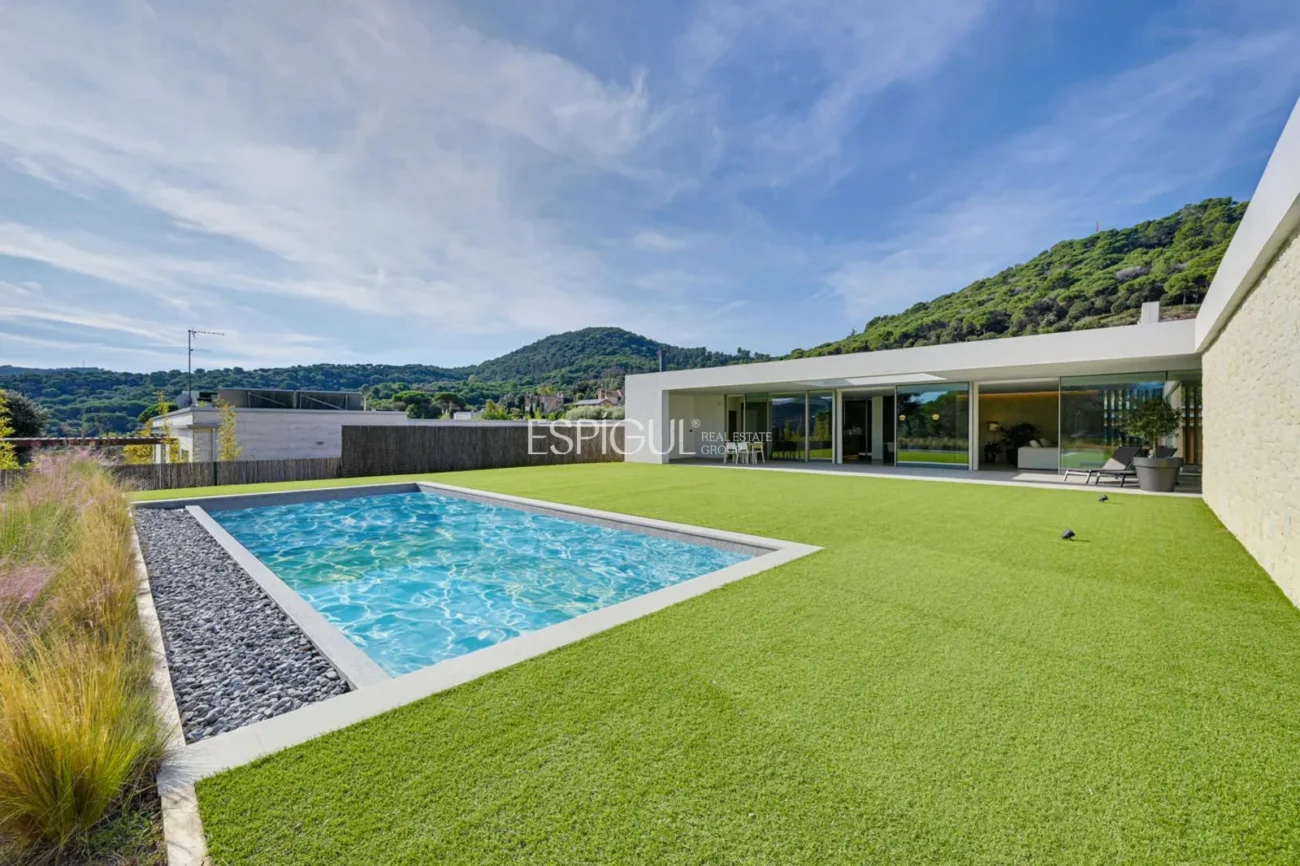Elegante villa con vistas al campo de golf y a la montaña en una ubicación privilegiada