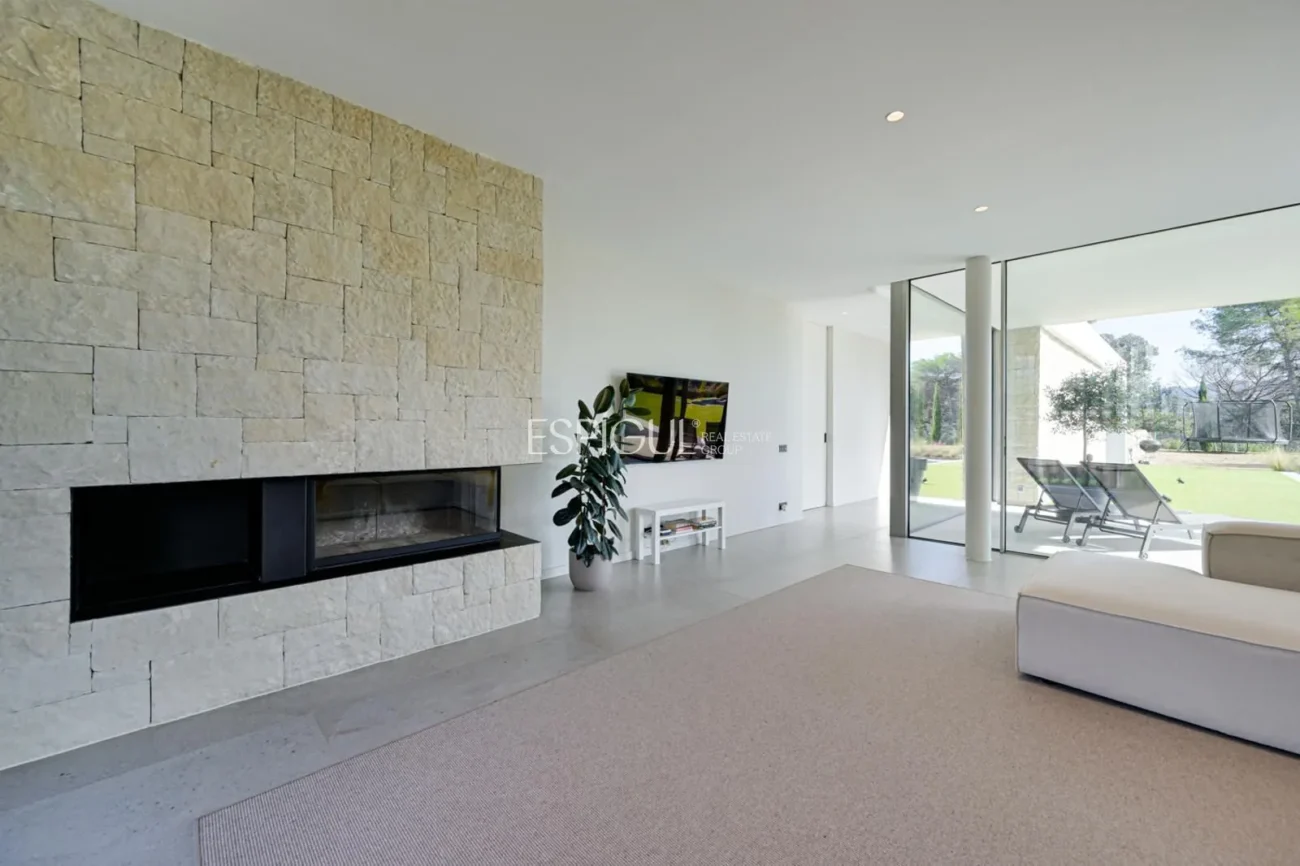 Elegante villa con vistas al campo de golf y a la montaña en una ubicación privilegiada