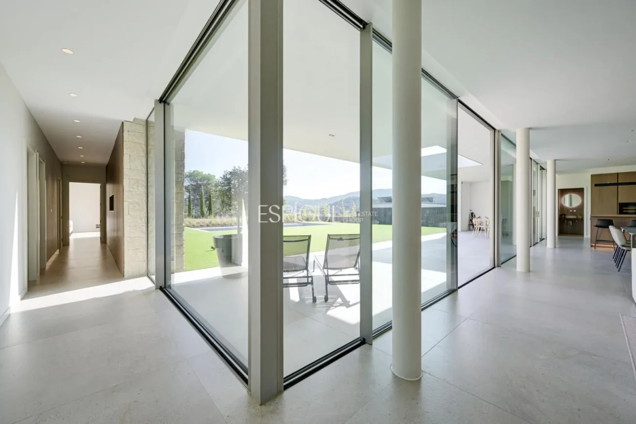 Elegante villa con vistas al campo de golf y a la montaña en una ubicación privilegiada