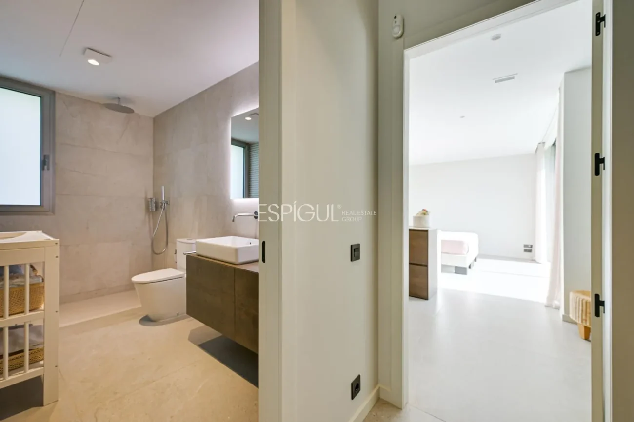 Elegante villa con vistas al campo de golf y a la montaña en una ubicación privilegiada