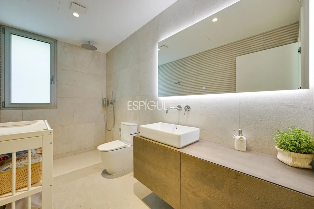 Elegante villa con vistas al campo de golf y a la montaña en una ubicación privilegiada