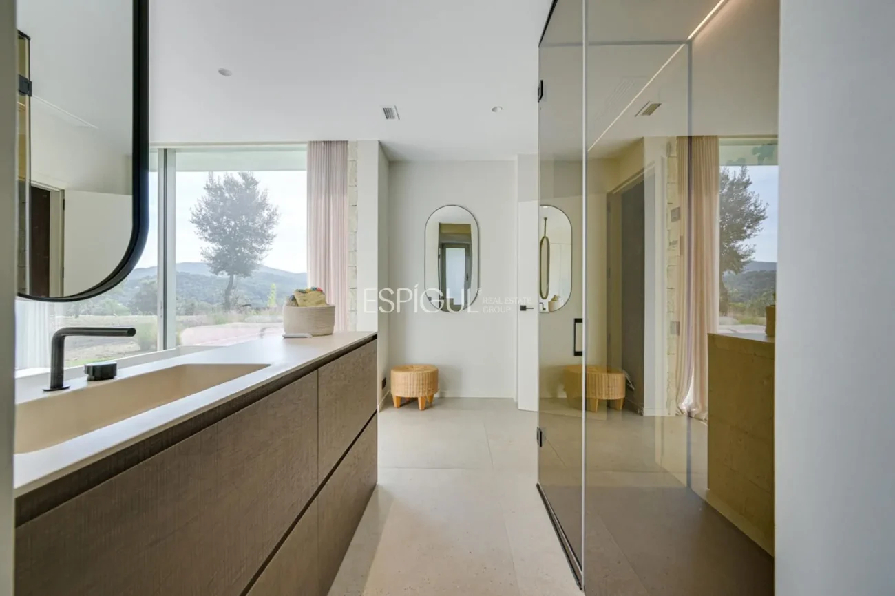 Elegante villa con vistas al campo de golf y a la montaña en una ubicación privilegiada