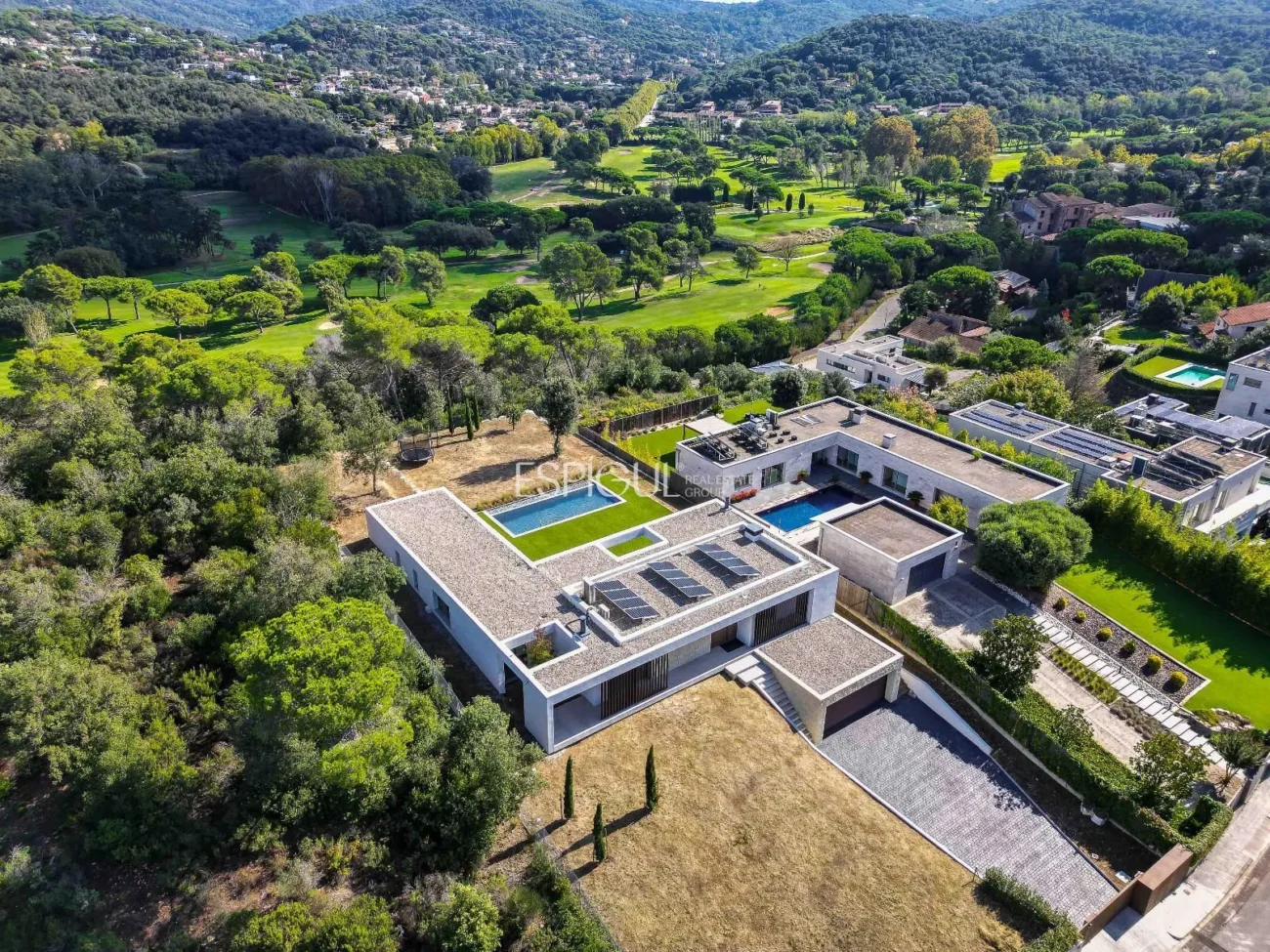 Elegante villa con vistas al campo de golf y a la montaña en una ubicación privilegiada