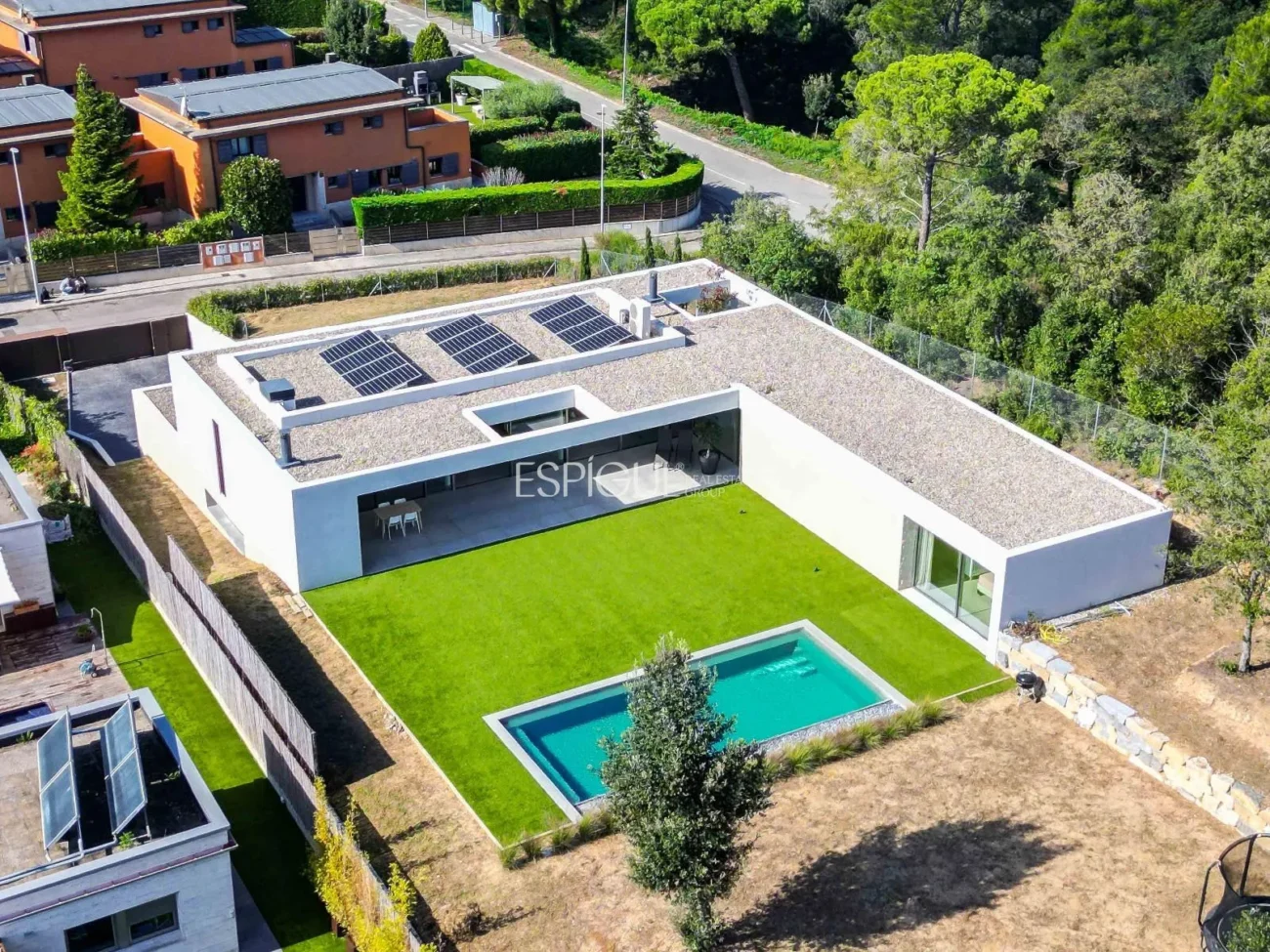 Elegante villa con vistas al campo de golf y a la montaña en una ubicación privilegiada