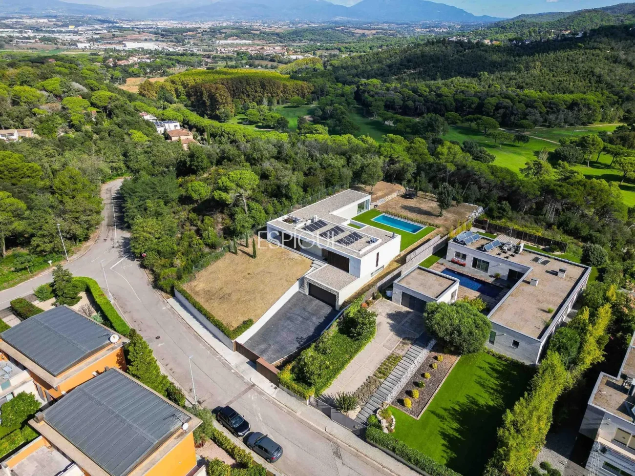 Elegante villa con vistas al campo de golf y a la montaña en una ubicación privilegiada