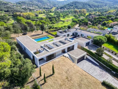Elegante villa con vistas al campo de golf y a la montaña en una ubicación privilegiada