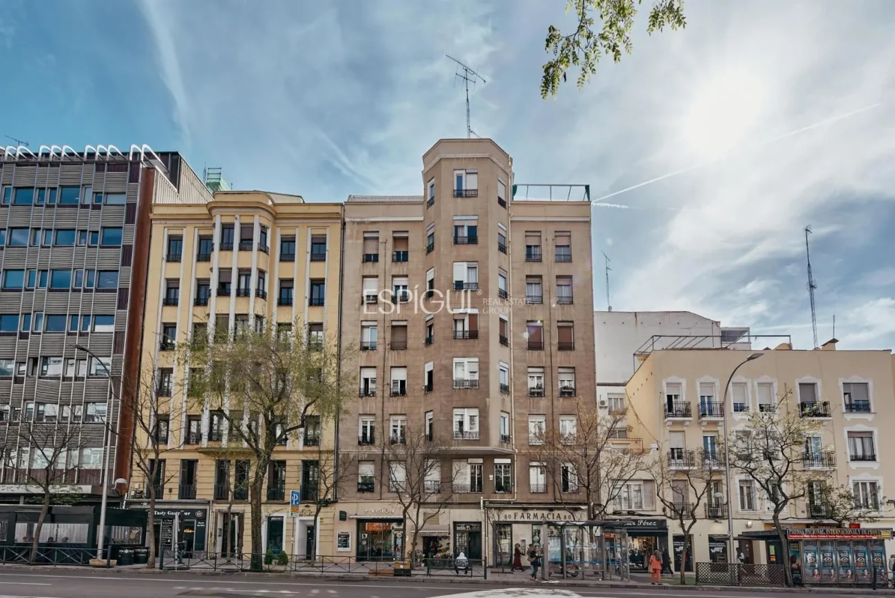 Elegant exterior home on Calle Conde de Peñalver