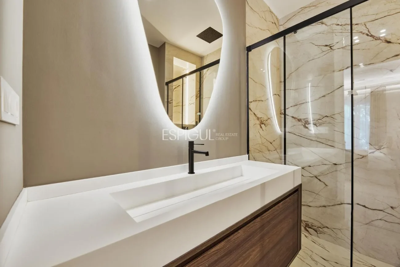 Elegant exterior home on Calle Conde de Peñalver