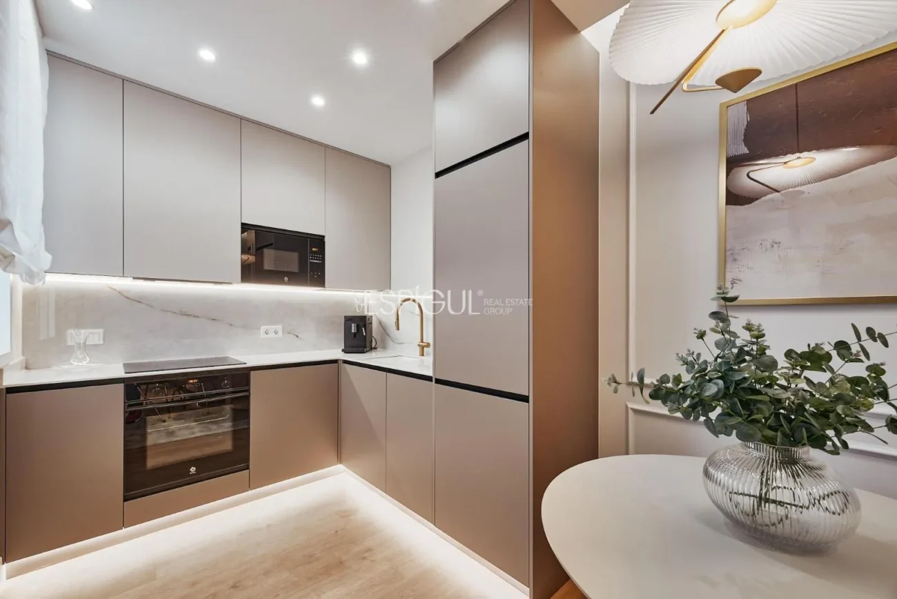 Charming renovated apartment on Calle General Pardiñas, Lista