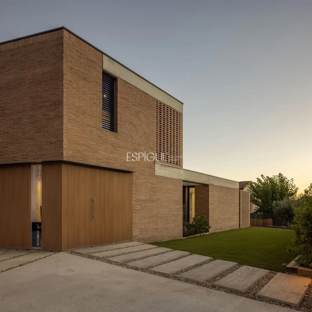 Spectacular Detached House with a Large Outdoor Area and Sea Views.