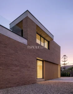 Эффектный дом на четыре стороны света с большой внешней зоной и видом на море