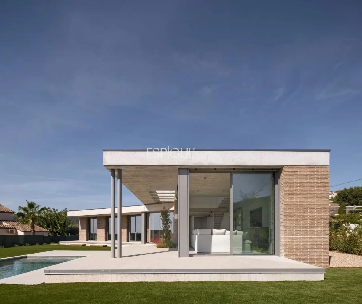 Spectacular Detached House with a Large Outdoor Area and Sea Views.
