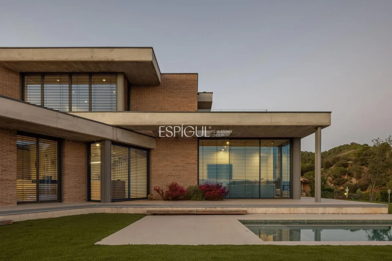 Spectacular Detached House with a Large Outdoor Area and Sea Views.