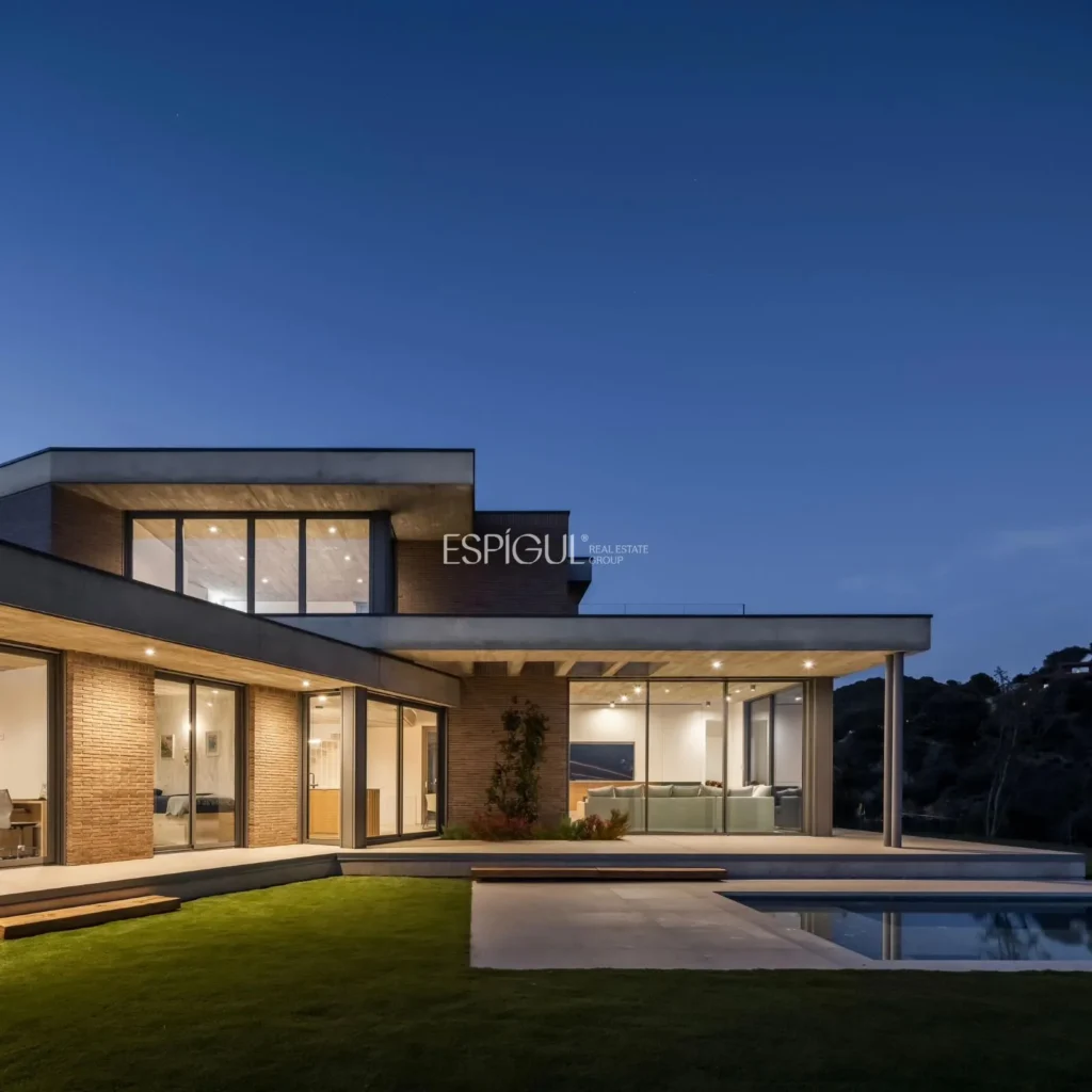 Spectacular Detached House with a Large Outdoor Area and Sea Views.