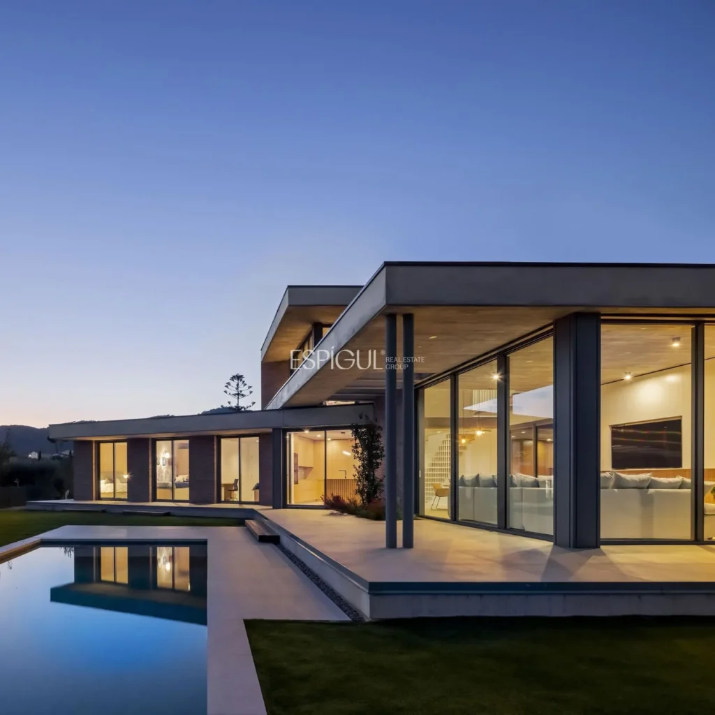 Spectacular Detached House with a Large Outdoor Area and Sea Views.