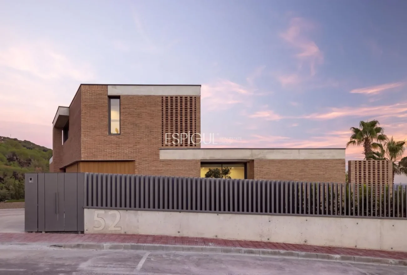 Spectacular Detached House with a Large Outdoor Area and Sea Views.