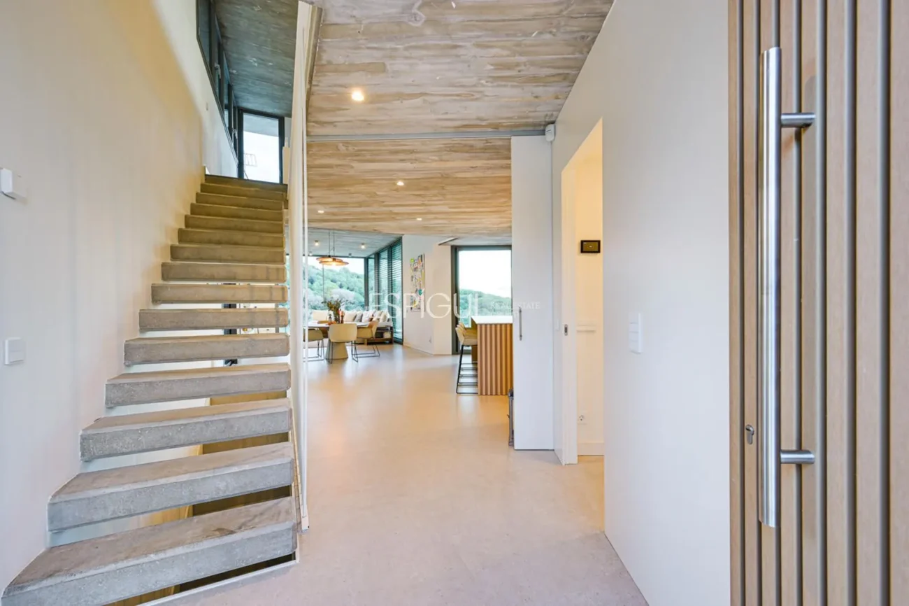 Espectacular casa a quatre vents amb gran zona exterior i vistes al mar