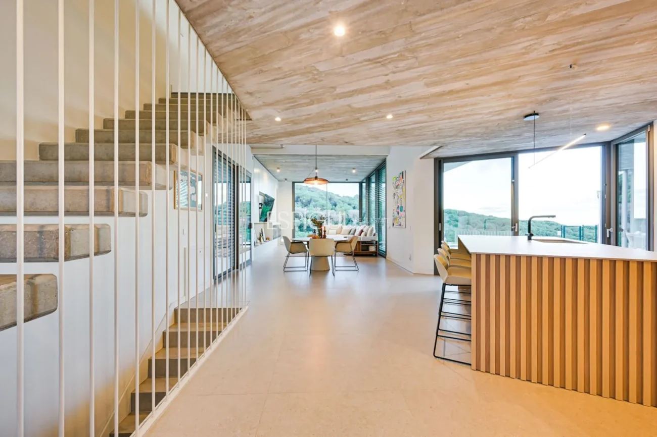 Espectacular casa a quatre vents amb gran zona exterior i vistes al mar