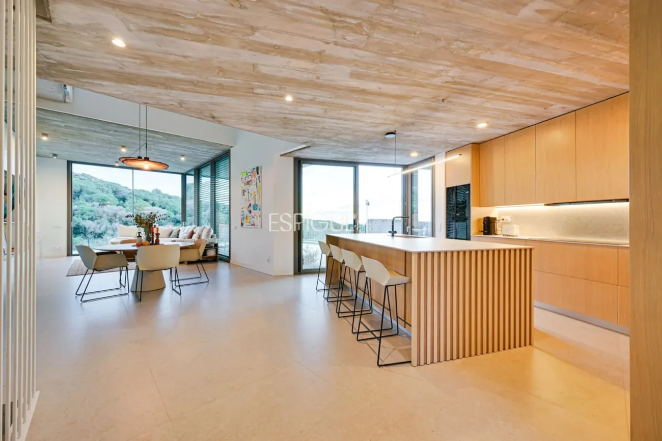 Espectacular casa a quatre vents amb gran zona exterior i vistes al mar