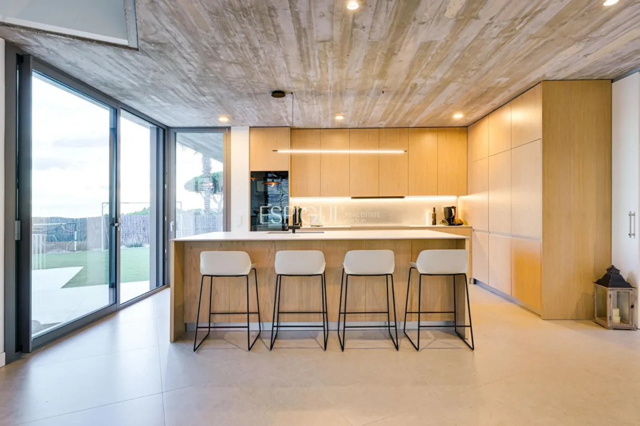 Espectacular casa a quatre vents amb gran zona exterior i vistes al mar