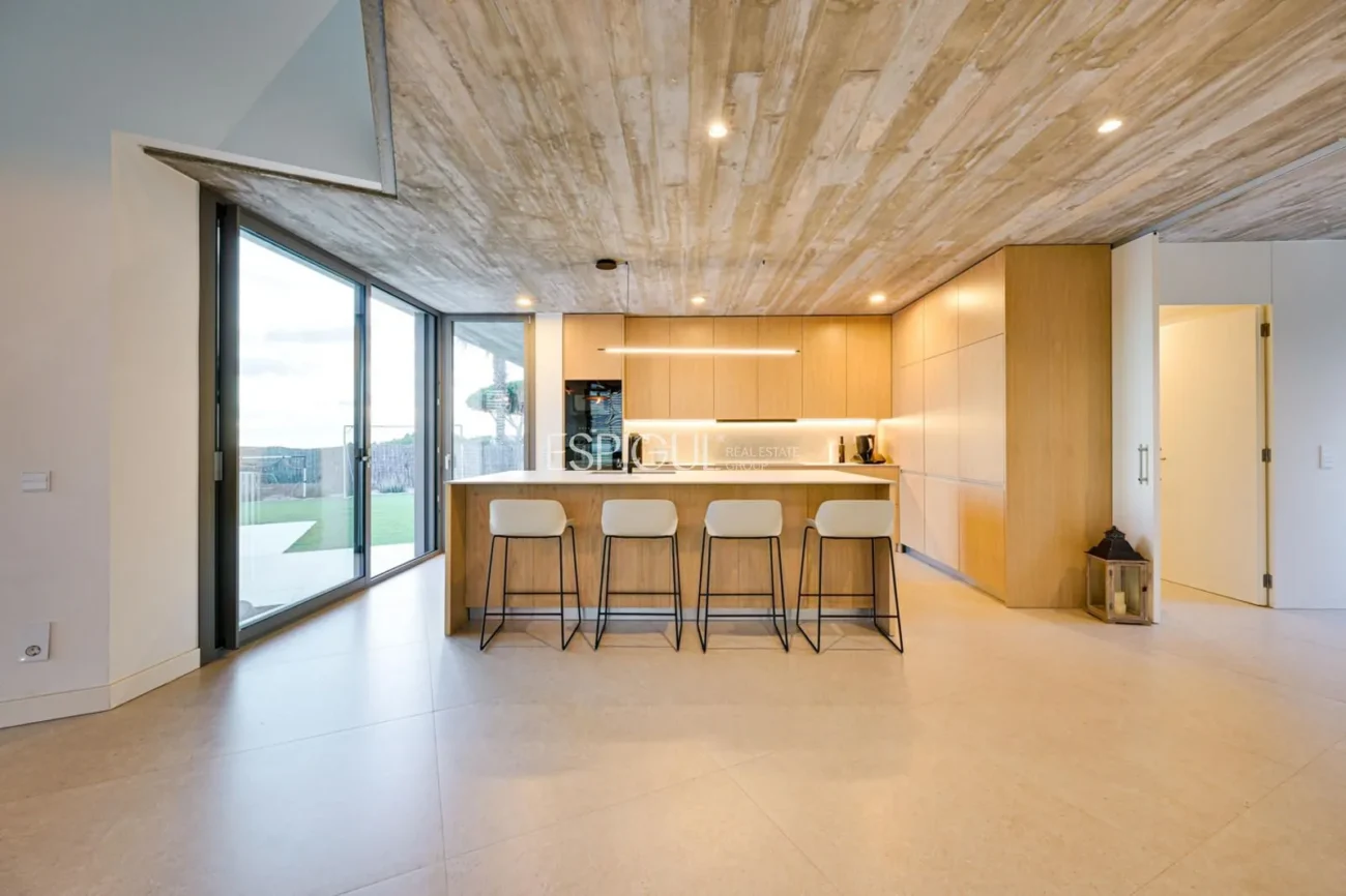 Espectacular casa a quatre vents amb gran zona exterior i vistes al mar