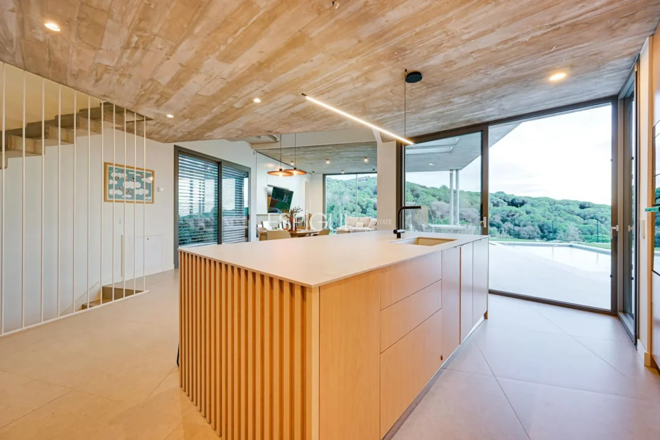 Espectacular casa a quatre vents amb gran zona exterior i vistes al mar