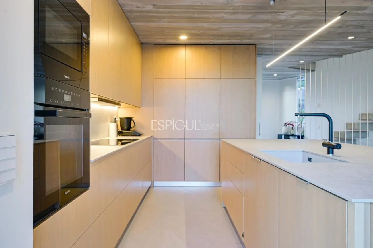 Espectacular casa a quatre vents amb gran zona exterior i vistes al mar