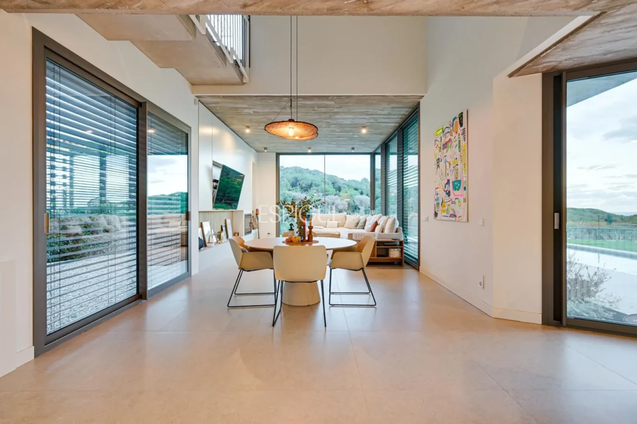 Espectacular casa a quatre vents amb gran zona exterior i vistes al mar