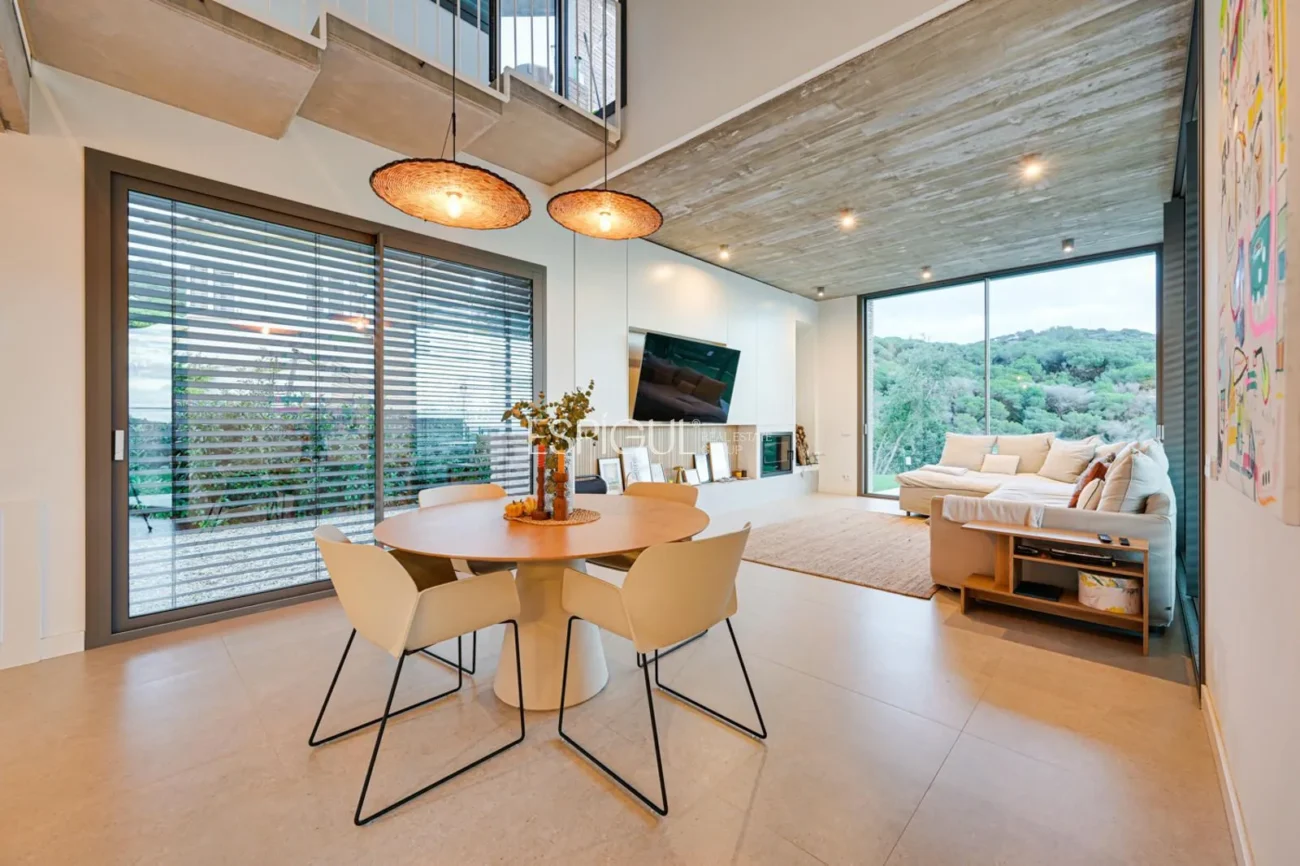 Espectacular casa a quatre vents amb gran zona exterior i vistes al mar