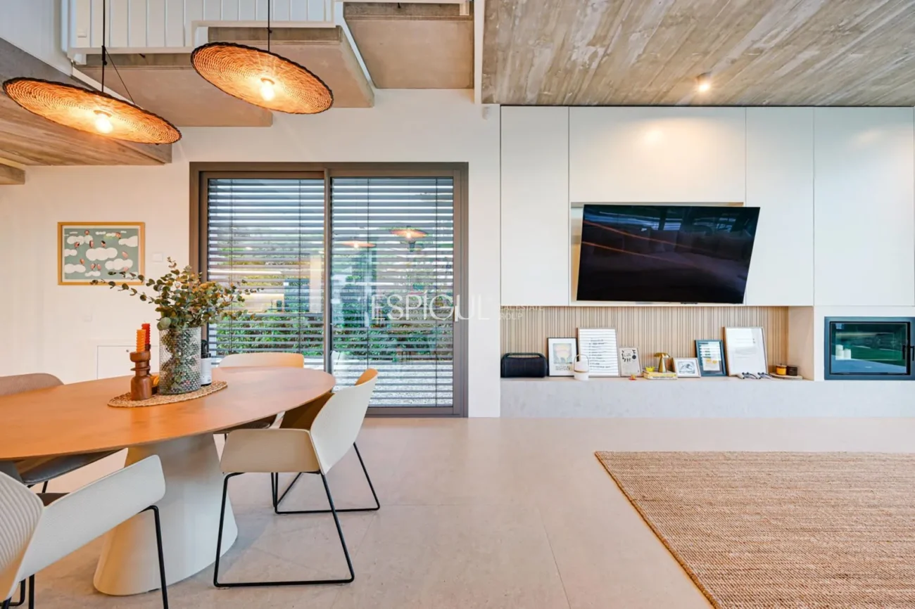 Espectacular casa a quatre vents amb gran zona exterior i vistes al mar