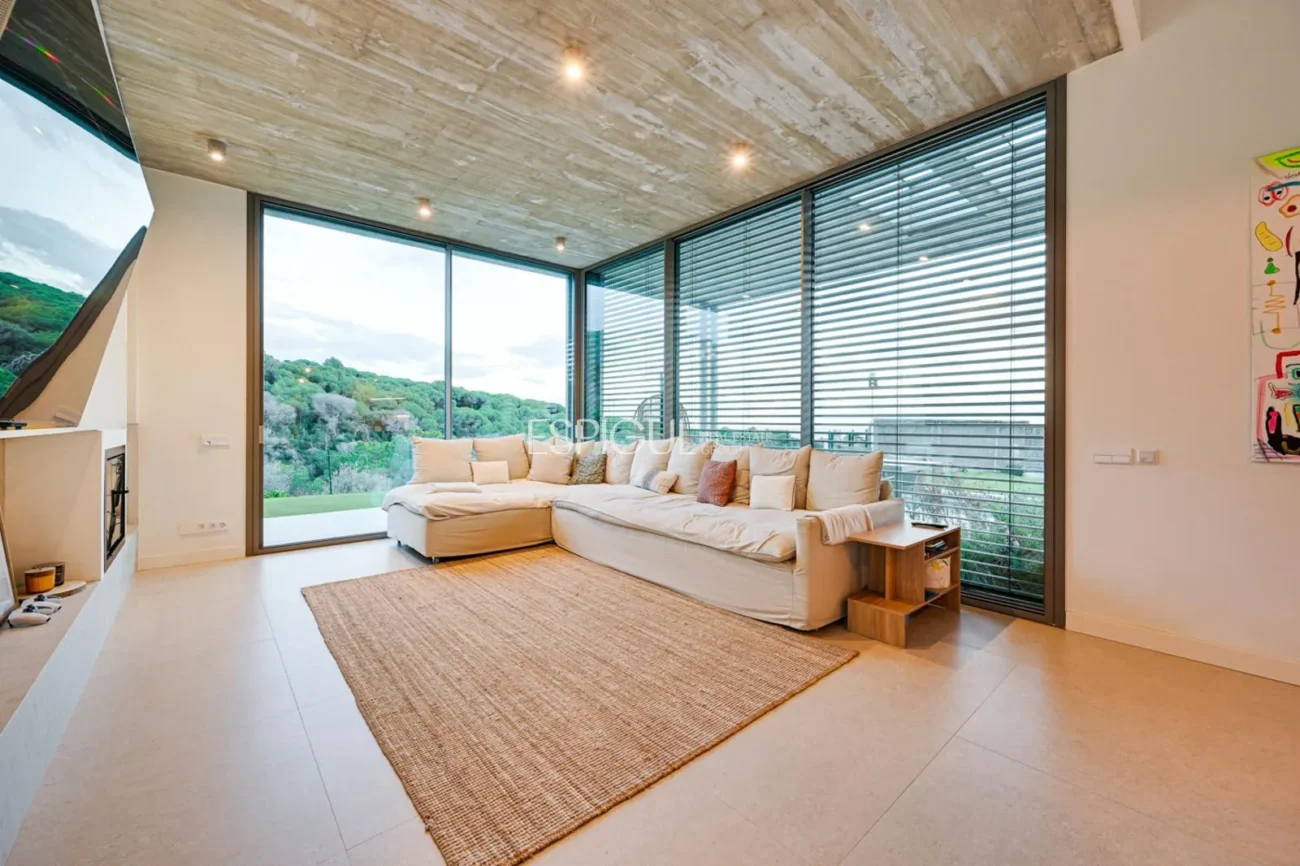 Espectacular casa a quatre vents amb gran zona exterior i vistes al mar