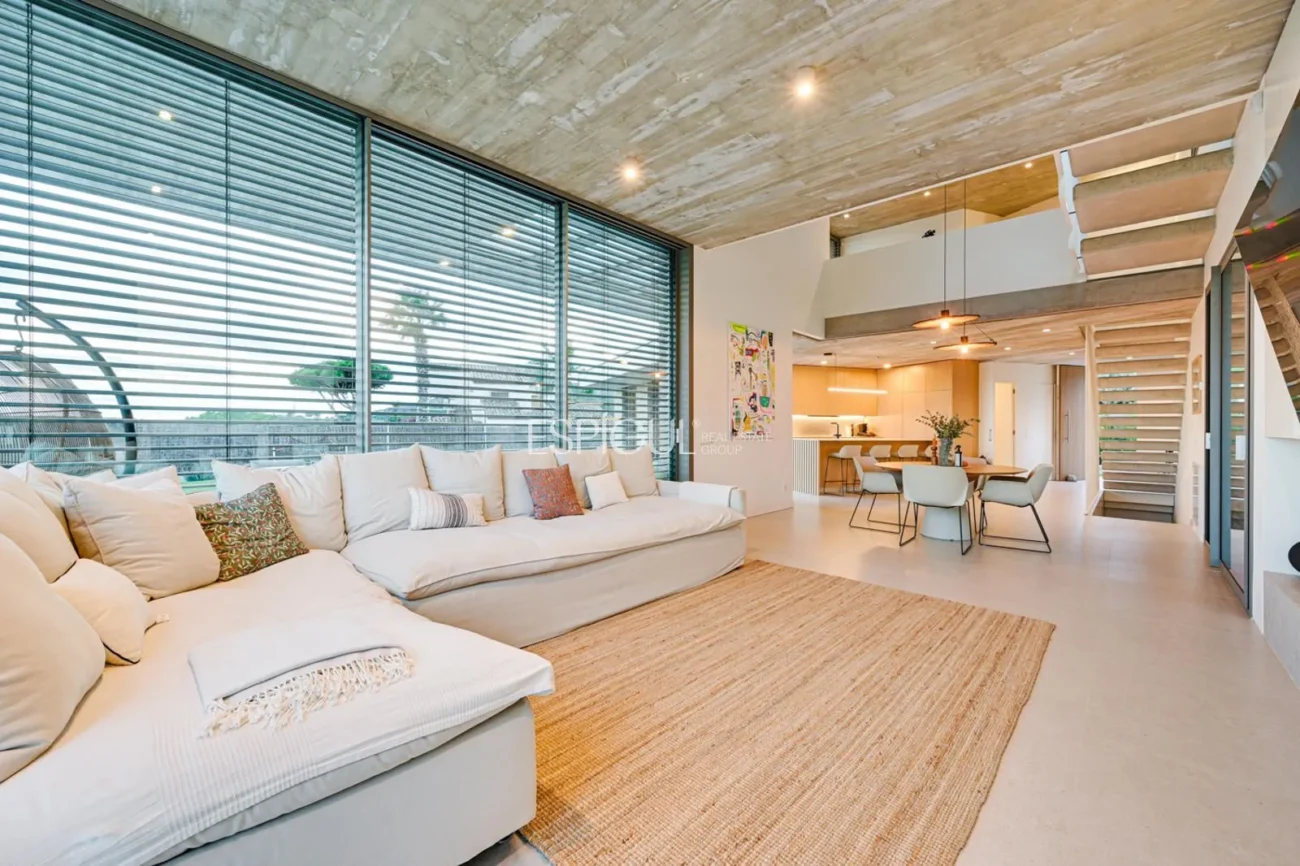 Espectacular casa a quatre vents amb gran zona exterior i vistes al mar