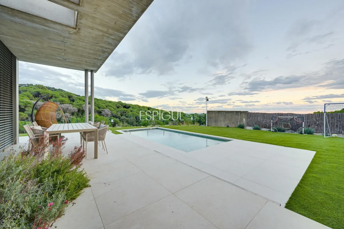 Espectacular casa a quatre vents amb gran zona exterior i vistes al mar