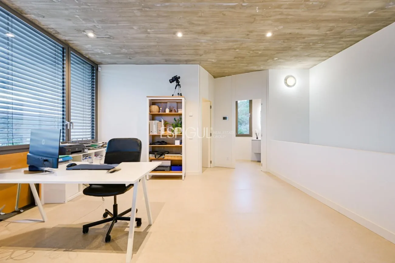 Espectacular casa a quatre vents amb gran zona exterior i vistes al mar