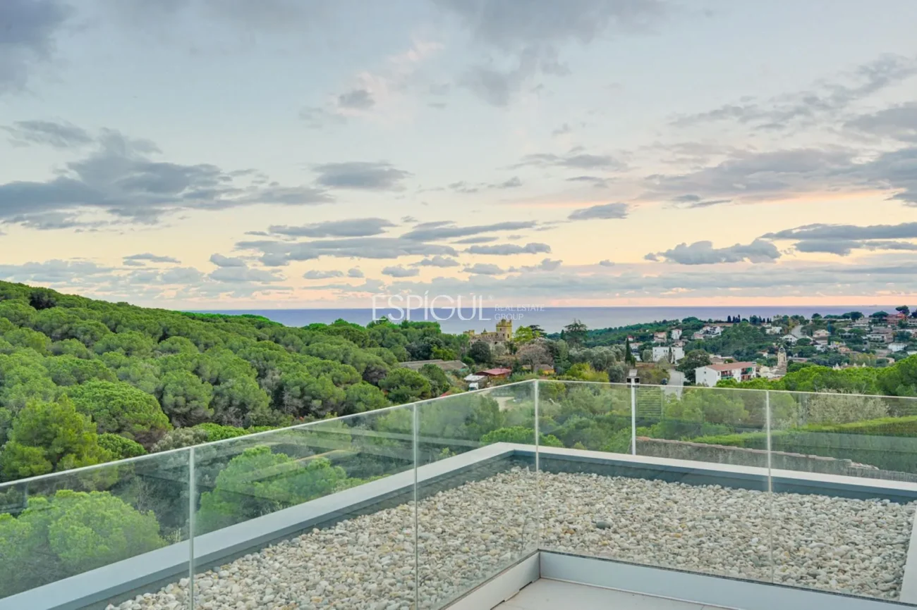 Espectacular casa a quatre vents amb gran zona exterior i vistes al mar