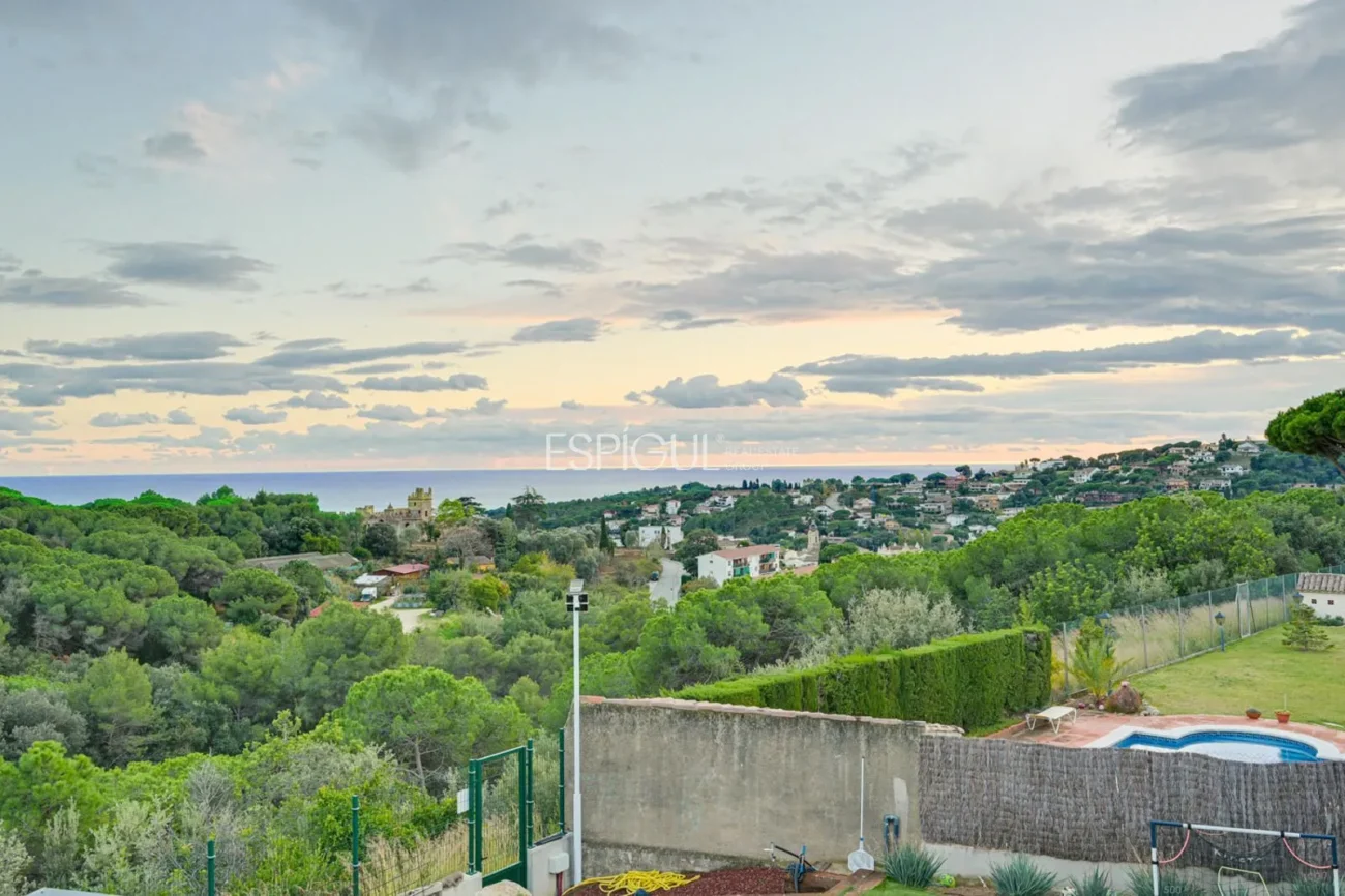 Espectacular casa a quatre vents amb gran zona exterior i vistes al mar